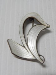 VINTAGE MID CENTURY SCANDANAVIAN NORWAY STERLING SILVER ENAMEL PIN – PRETTY !
