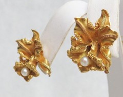 BEAUTIFUL 18K GOLD LILY FLOWER EARRINGS