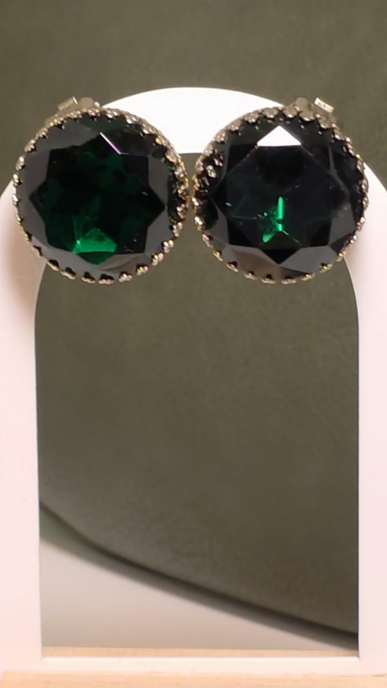 Vintage Green Glass Clip On Earrings Crown Setting Coronet Gold Silver Tone