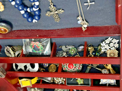 Lot Costume Fashion Jewelry Vintage-Current Necklaces Bracelets Earrings etc.