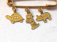 Vintage Gold Tone Brooch w/ Dangle Animal Charms Turtle Goat Elephant Good Cond.