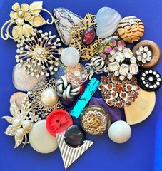 30PC VTG FLOWER PIN craft LOT,Mixed Media FLORAL ART,repurpose,HOLIDAY CRAFTS