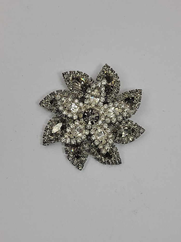 Vintage Weiss Smoky Gray Clear Crystal Rhinestone Flower Wreath Brooch Pin