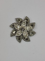 Vintage Weiss Smoky Gray Clear Crystal Rhinestone Flower Wreath Brooch Pin