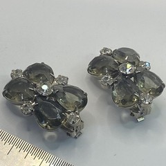 Vintage Gray Rhinestone Clip On Earrings Silver Tone Flower Stud 1.25in Jewelry