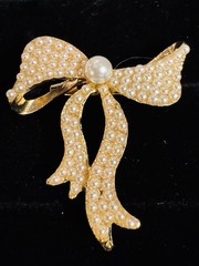Public Affair Faux Pearl Bow Brooch Gold Tone Ribbon Pin Elegant Vintage Style