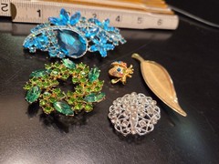 Vuntage To Now Goldtone Leaf Rhinestone Flower Floral Bouquet Brooch Lot 293-162
