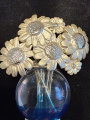 VINTAGE AJC AMERICAN JEWELRY CHAIN DAISY FLOWER BOUQUET VASE BROOCH 2.25″