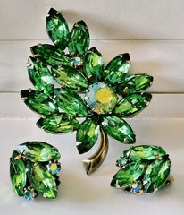JULIANA STYLE EMERALD GREEN MARQUISE RHINESTONES/IRIDESCENT BROOCH & EARRINGS
