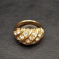 Vintage Jewelry AVON Clear Rhinestone Ring Gold Tone. 17.566