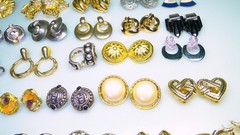 Huge Lot 80s Vint. Earrings 29pr Gold Tone Doorknocker Monet – Isle of Skye etc.