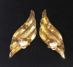 Vintage 1980s Pave Rhinestone Gold Plated Clip On Earrings