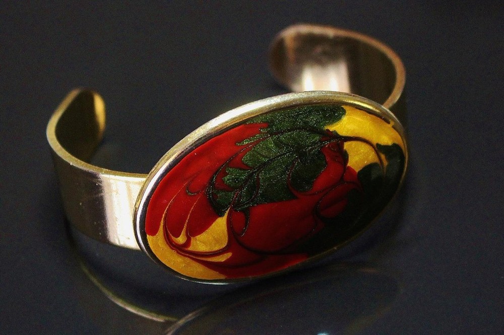 Vintage Push On Bracelet Enamel Flower & Leaves Oval Disc in Gold Tone VGC 38