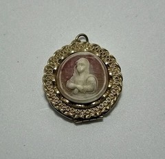 Vintage Faux Cameo Locket Mona Lisa Gold Tone & Pink Dimensional ~1 1/8″