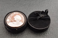Vintage round shape shell cameo, “Woman’s profile” (92.5ct), sign by artist box.