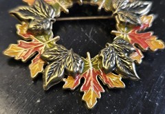 VINTAGE KC ENAMELED AUTUMN COLORS LEAF WREATH BROOCH SIGNED