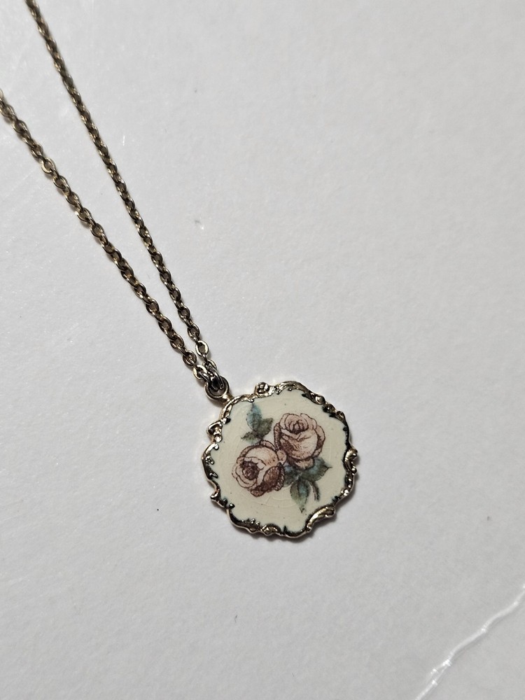 Vintage Floral Pendant Necklace 1928 Gold-tone In Great Condition. 8.5″ Long