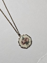 Vintage Floral Pendant Necklace 1928 Gold-tone In Great Condition. 8.5″ Long