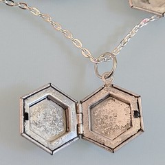 Vintage NOS Silver Hexagon Locket Necklace & Earrings Set – 20″ Magnetic Clasp