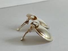 Vintage MARVELLA Gold Tone Clip On Earrings 1″ Round Classic Signed