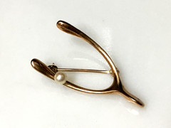 VINTAGE~14K YELLOW GOLD PEARL FIGURAL WISHBONE PIN BROOCH~2.8g~GOOD LUCK JUNE