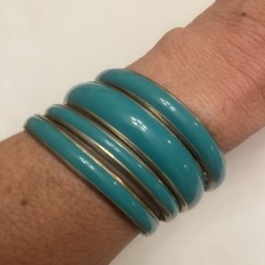 LOT OF 4 KELLY GREEN ENAMEL BANGLE BRACELETS GOLDTONE EDGING MED- MED LG SIZE