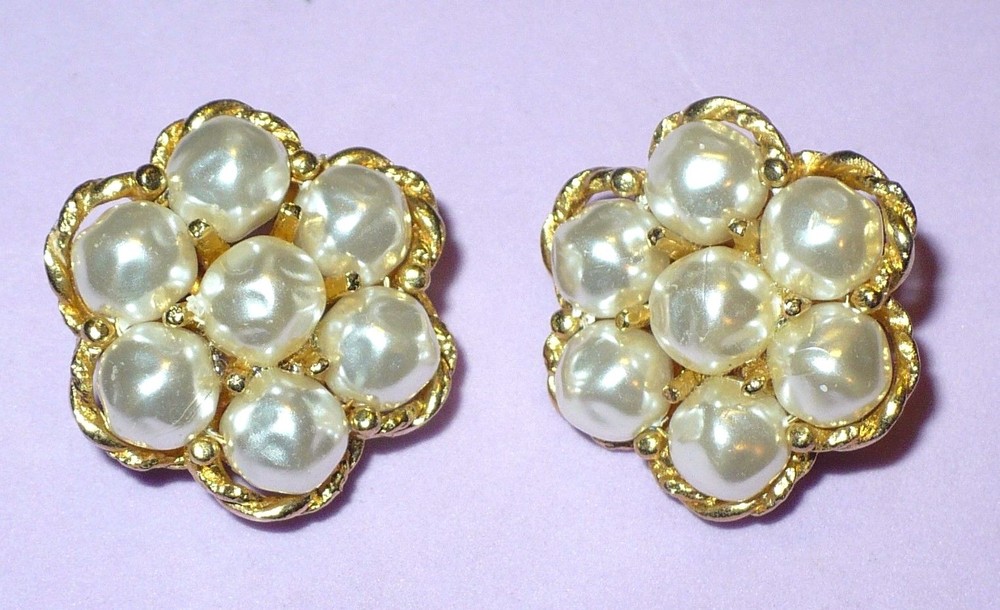 VINTAGE RETRO 7 FAUX PEARLS GOLDTONE CLIP EARRINGS NICE VGC