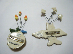 2 Heather Goldminc Brooch Pins Glazed Ceramic Halloween Dracula & Jack O Lantern
