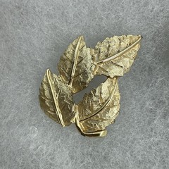 VINTAGE BRUSHED GOLD TONE LEAF LEAVES BROOCH PIN 1 3/4″ NICE