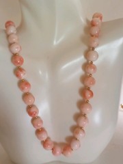 ESTATE ANGEL SKIN BLUSH CORAL 10 MM GOLD 26″ LONG 78 GR GOLD SPACERS NECKLACE