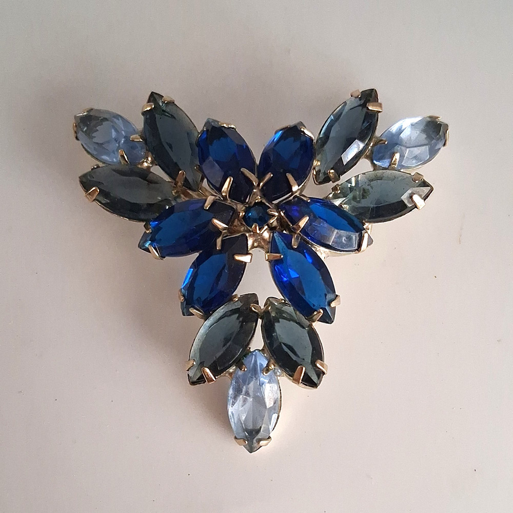 Vintage Blue Navette Prong Set Glass Rhinestones Gold Tone Brooch Pin 2 1/4″