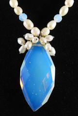 VTG CREAM PEARL NECKLACE Moon Glow Opalite Pendant BEADED w/CLUSTER ACCENT Blue