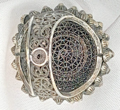 Silver Toned Beehive Compartment Ring Size 6 – 14.86 grams – Intricate Detail