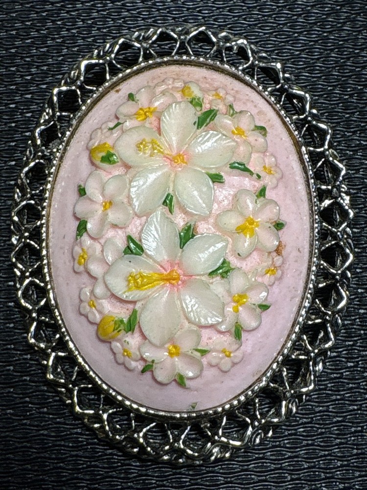 Floral Cameo Oval Brooch Collectible Vintage 1950s-1970s