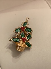 New -AVON Christmas Holly Tree Signed NINA RICCI Brooch 1.5 In