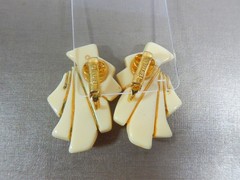 VTG CROWN TRIFARI 70’s LANVIN ERA CREAM LUCITE GEOMETRIC 18KGP CLIP EARRINGS