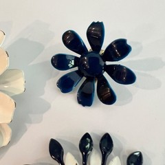 Vintage 1960s Red White & Blue MOD & NICE!! Enamel Flower Brooch Pin Earring Lot