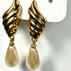VTG Napier Gold Tone Pearl Drop Dangle Earrings Signed Screw Back Shell Twist