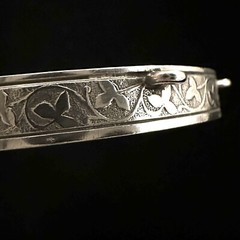 NICE UNIQUE VINTAGE ESTATE STERLING SILVER IVY OVAL CHARM BANGLE BRACELET 7.25”