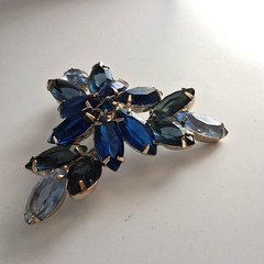Vintage Blue Navette Prong Set Glass Rhinestones Gold Tone Brooch Pin 2 1/4″