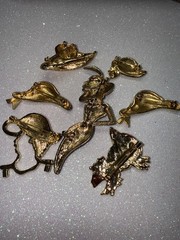Vintage Red Hat – 7 Brooches And 2 Pairs Of Earrings