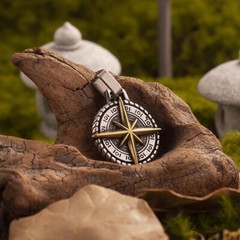 NIGHT WORKS Guide & Navigation Retro Point North Star Compass Pendant Necklace