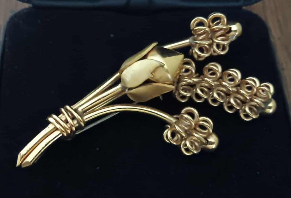 Vintage Gold Tone Flower Floral Brooch Pin