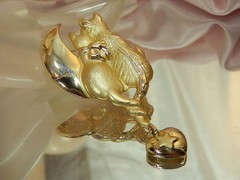 Lovely Vintage 80’s AJC Signed Cats In Love Moon Brooch 33AG5