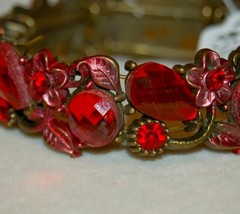 VINTAGE JEWELRY Bracelet Stretchable Red Floral Very Pretty Bracelet!