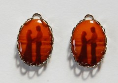 VINTAGE 2 COUPLE IN LOVE RETRO PHOTO PENDANTS 1970s SUNSET LOVERS ON BEACH