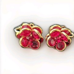 Vtg Flower Clip On Eearings Faceted Red Crystals Rhinestone Layered Gold Tone