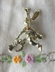 HARD TO FIND VINTAGE SILVER TONE METAL CARTOON HOBO BUNNY RABBIT FIGURAL BROOCH