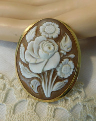Vintage Carved Cameo 18KT Gold Floral Brooch Pendant Flower Oval Pin 750