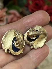 57. Rare Crown TRIFARI Gold tone Blue Oval Cabochon Clip on Earrings 14.7g, 21mm